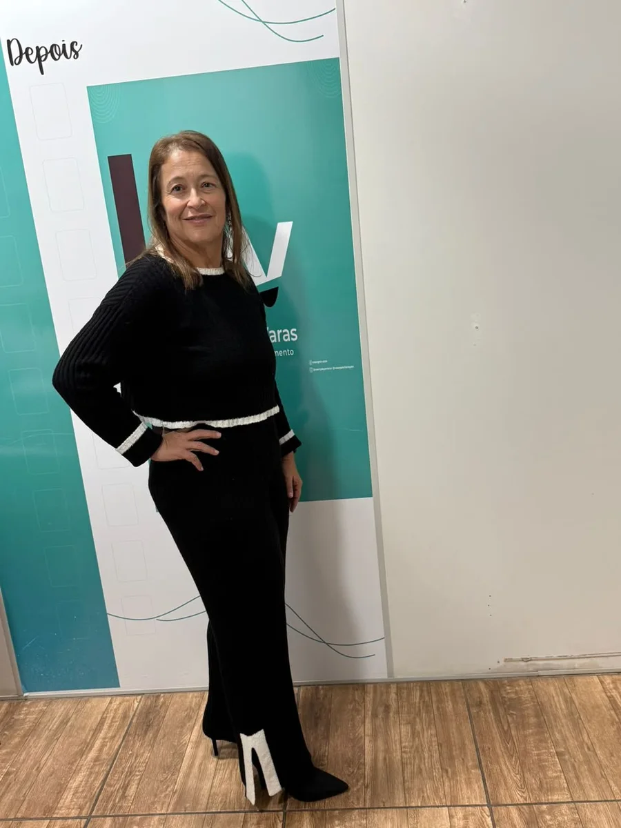 Mulher após evolução física individual em espaço profissional
